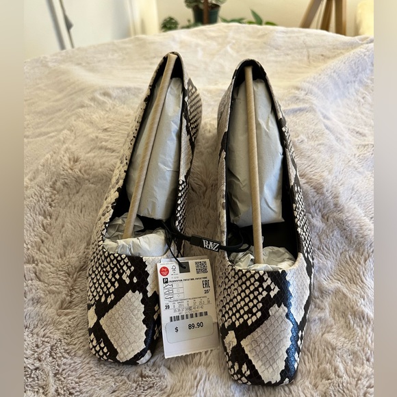 Zara Shoes - ZARA FLAT SHOES. Size 39/8.